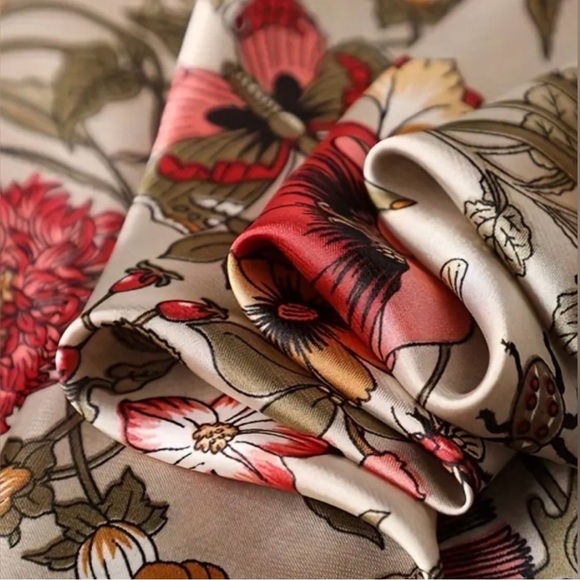 NEW Women's Secret Garden Floral Print Square Neck Scarf Beige and Brown - Picture 6 of 7